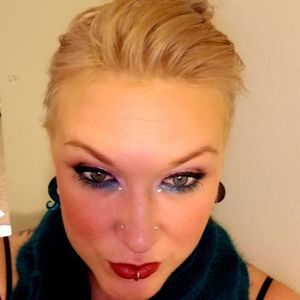 Meet your Posher, Carrie